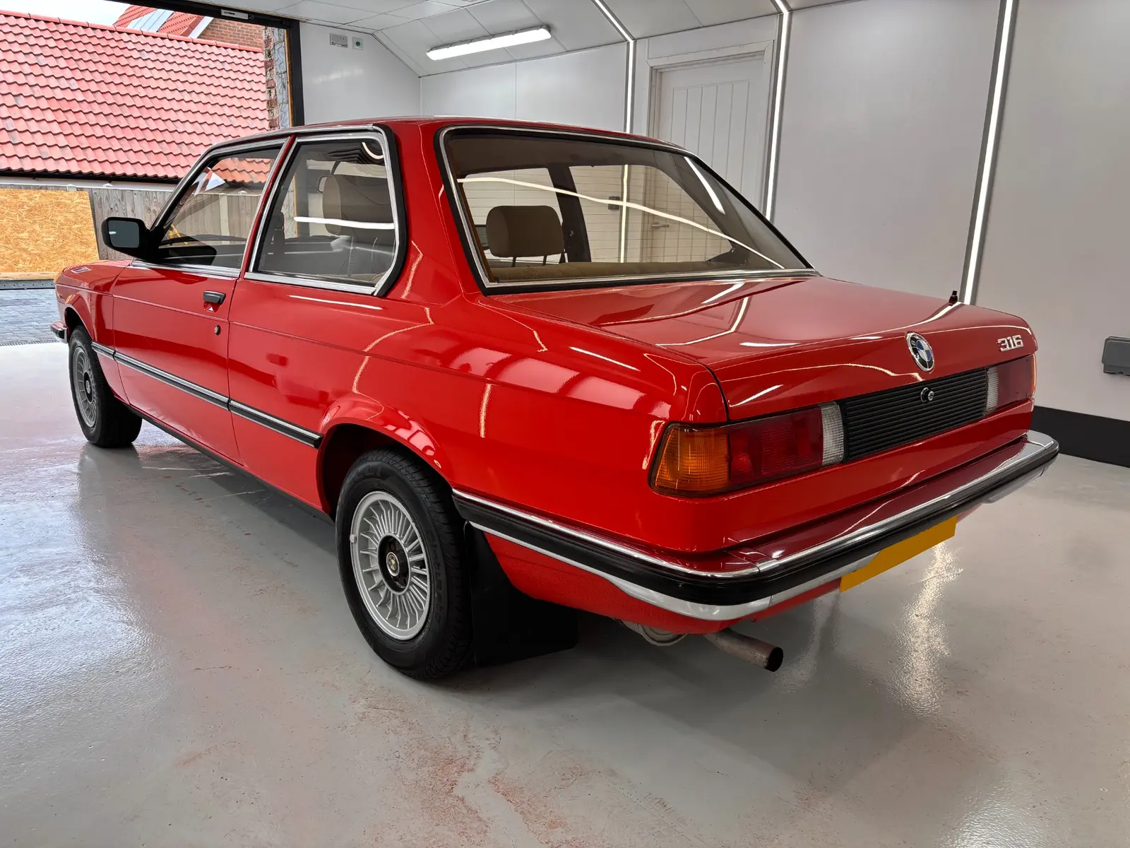 Rear three-quarter view of the valeted BMW E21 3 Series