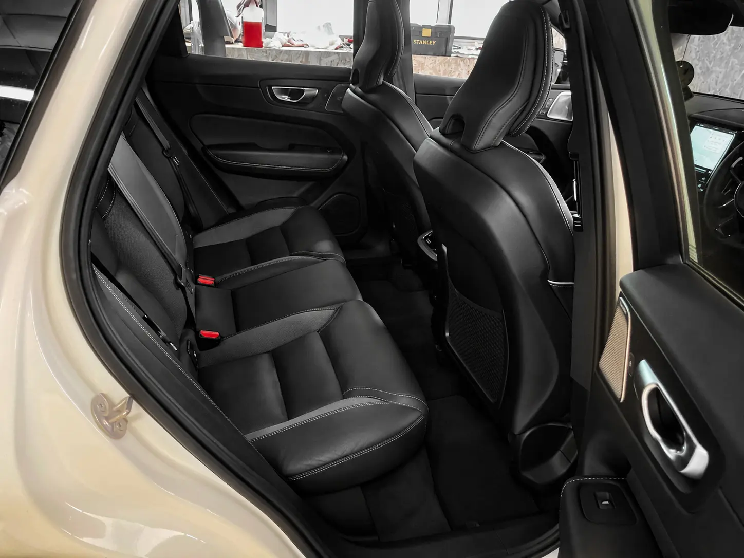 Volvo XC60 rear seats and carpets after end-of-lease interior cleaning